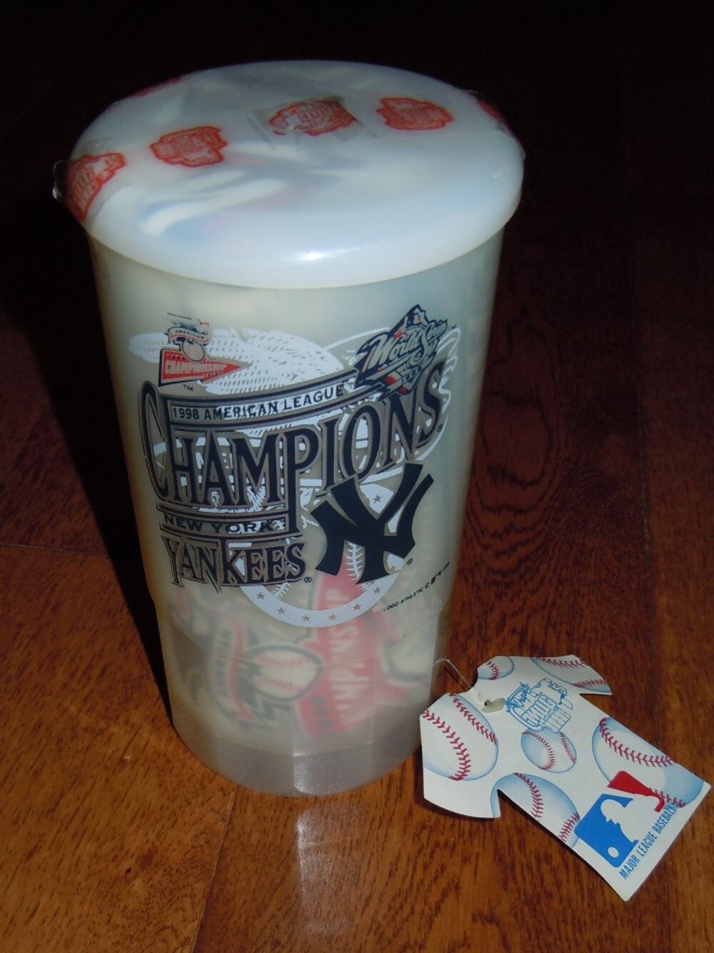 NEW YORK YANKEES 1998 AL CHAMPIONS T-SHIRT IN MUG *NEW*